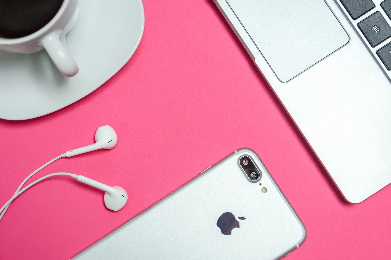 Tech talk pink desk iphone schluss